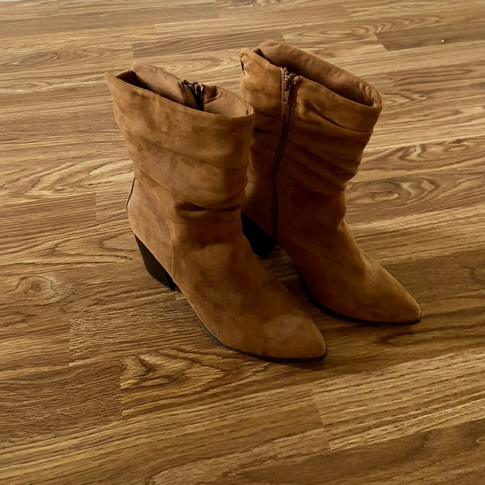 Apt 9 Brown Boots w/ Zipper. Size 9. New w/o Tags. Cute and Great Condition!